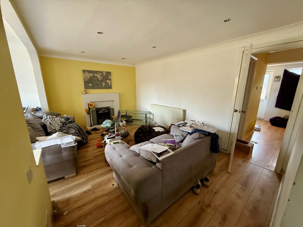 Lot: 129 - FOUR-BEDROOM HOUSE FOR IMPROVEMENT - Living room
